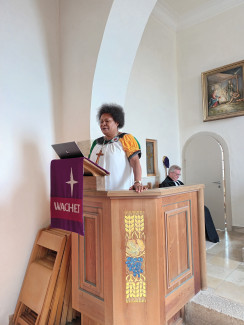Susan Fumapa auf der Kanzel der Martin-Luther-Kirche in Poppberg