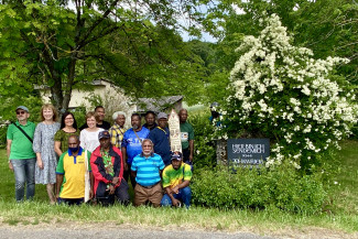 Die PNG-Reisegruppe am Gedenkstein in Buchhof